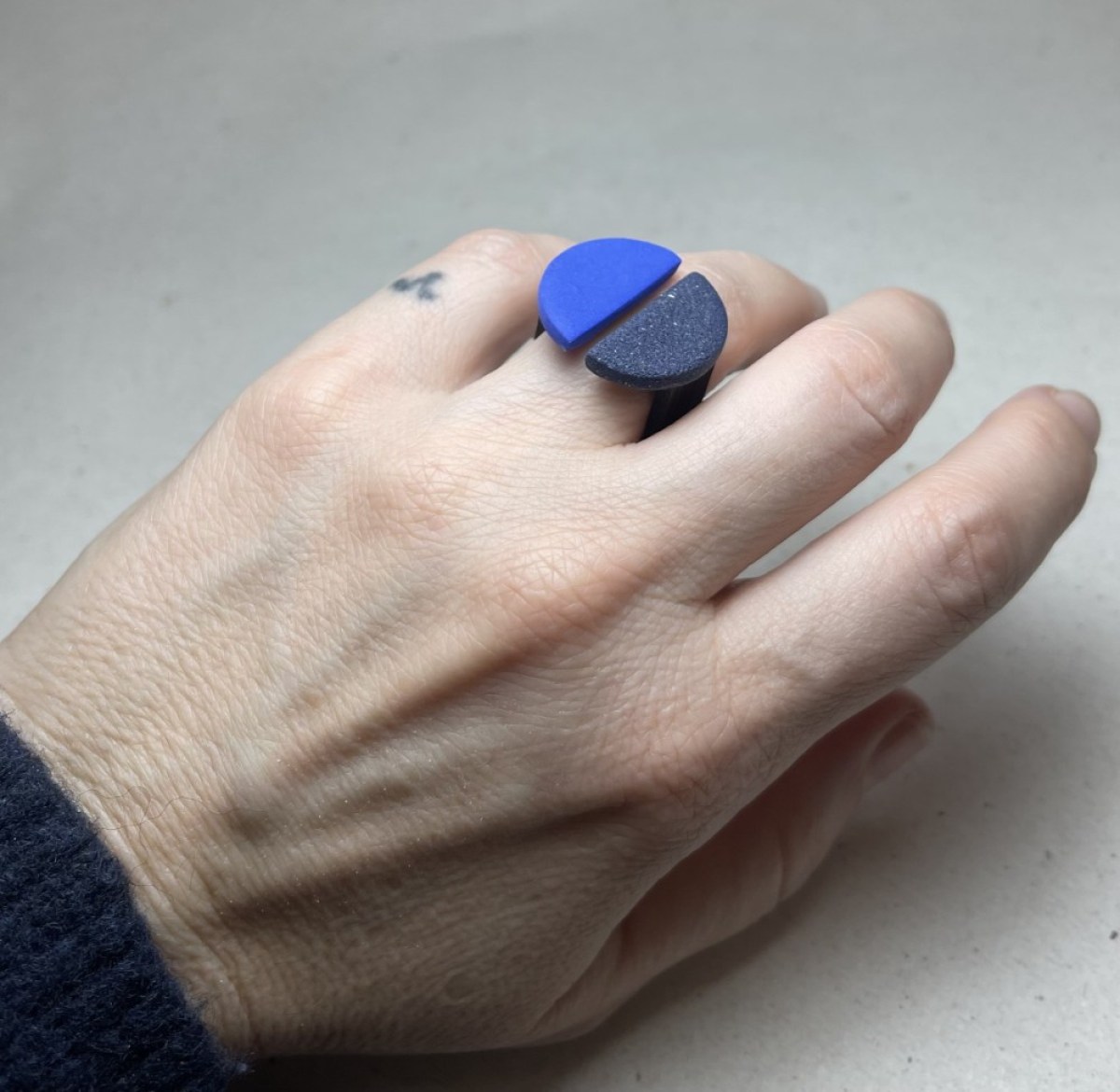 COZI ORB HAND BLUE METAL